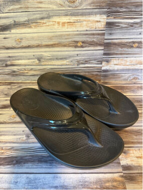 OOFOS Oolala Black Recovery Flip Flop Sandals womens size 8